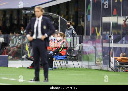 Mailand, Italien, 6. Oktober 2021. Leonardo Bonucci aus Italien blickt aus dem Tunnel hinter Roberto Mancini Cheftrainer aus Italien, nachdem er während des Spiels der UEFA Nations League in Giuseppe Meazza, Mailand, eine rote Karte nach seinem zweiten gelben Ellbogen auf Sergio Busquets aus Spanien gezeigt hat. Bildnachweis sollte lauten: Jonathan Moscrop / Sportimage Kredit: Sportimage/Alamy Live News Stockfoto