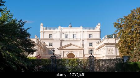 Blick auf die Nash-Terrassen mit Blick auf den Regent's Park im Zentrum Londons, fotografiert an einem klaren Herbsttag aus dem Garten der St. John's Lodge. Stockfoto