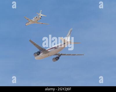 Madrid, Spanien. September 2021. Ein Airbus A310 und ein Dassault Falcon 900 während der Probe des Fliegers der spanischen Luftwaffe verschiedener Flugzeugtypen über dem Himmel von Madrid zur Vorbereitung der Feierlichkeiten zum spanischen Nationalfeiertag, der am 12. Oktober stattfinden wird. © Valentin Sama-Rojo/Alamy Live News. Stockfoto