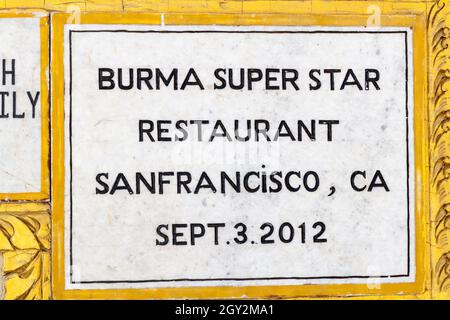 MT POPA, MYANMAR - 8. DEZEMBER 2016: Tafeln mit dem Namen eines spendierenden Restaurants für den Tempel am Mt Popa, Myanmar Stockfoto