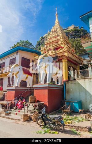 MT POPA, MYANMAR - 8. DEZEMBER 2016: Eingang zum Taung Kalat Kloster auf Mt. Popa, Myanmar Stockfoto