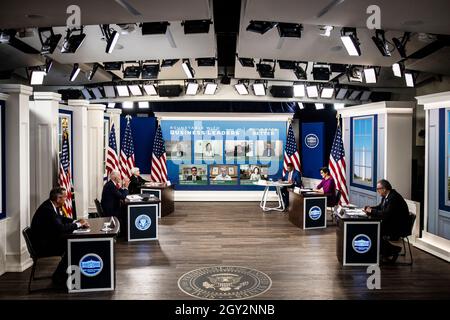 Der Präsident der Vereinigten Staaten, Joe Biden, spricht während eines Treffens im Eisenhower Executive Office Building in Washington, DC, USA, am Mittwoch, den 6. Oktober, 2021. Biden trifft sich mit Finanz- und Unternehmensführern, um den potenziellen Schaden für die US-Wirtschaft durch einen Schuldenausfall hervorzuheben, da die Gesetzgeber weiterhin über die Schuldengrenze hinkritzen. Von links nach rechts: Greg Hayes, CEO von Raytheon Technologies; Präsident Biden; US-Finanzminister Janet Yellen; Cedric Richmond, Senior Advisor des Präsidenten und Direktorin des Büros für öffentliches Engagement im Weißen Haus; Jane Fras Stockfoto