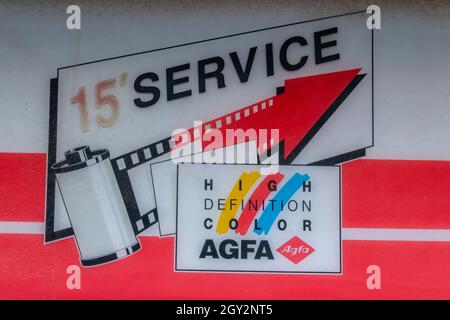 Vintage photograpic Shop Schild Werbung agfa Film und 15 Minuten Film Verarbeitung Service. Vintage Kamera und Film Fotografie farbige Beschilderung Shop Stockfoto