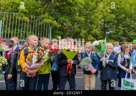 Am 1. September laufen die ersten Grader mit Blumensträußen. Kinder gehen zur Schule, erste Klasse mit Blumen. Schulbildungskonzept. Moskau, Russland, September Stockfoto