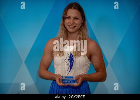 Jodokämpferin Theresa Stoll. Am 06.10.2021 fand in der Bayerischen Staatskanzlei in München die Verleihung des Bayerischen Sportpreises durch den Bay. Ministerpräsidenten Markus Söder ( CSU ) statt. Bei diesem wurden die bayerischen Sportler*innen, die bei den Olympischen Spielen in Tokio eine Medaille gewonnen haben für ihre Leistungen mit dem Bayerischen Sportpreis ausgezeichnet. * am 6. Oktober 2021 verlieh der bayerische Ministerpräsident Markus Soeder ( CSU ) in München den Bayerischen Sportpreis an die Athleten, die bei den Olympischen Spielen 2020 in Tokio eine Medaille gewonnen haben. (Foto von Alexander Po Stockfoto