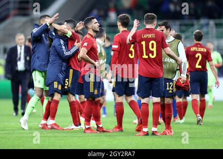 Mailand, Italien. 06. Oktober 2021. Spanische Spieler feiern nach dem Gewinn des Halbfinalmatches der UEFA Nations League zwischen Italien und Spanien im Stadio Giuseppe Meazza am 6. Oktober 2021 in Mailand, Italien. Quelle: Marco Canoniero/Alamy Live News Stockfoto