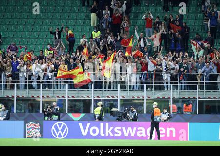 Mailand, Italien. Oktober 2021. Spanische Fans feiern den Sieg im Halbfinale der UEFA Nations League zwischen Italien und Spanien im Stadio Giuseppe Meazza am 6. Oktober 2021 in Mailand, Italien. Quelle: Marco Canoniero/Alamy Live News Stockfoto