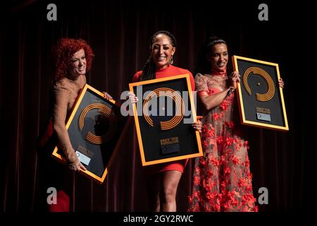 Berlin, Deutschland. Oktober 2021. Die Band No Angels, Lucy Diakovska (l-r), Jessica Wahls und Nadja Benaissa stehen für ihr Lebenswerk auf der Bühne für den 'Preis für Popkultur'. Der Preis wird seit 2016 vergeben. Zum fünften Mal verleiht der Verein zur Förderung der Popkultur den Preis für Popkultur. Quelle: Fabian Sommer/dpa/Alamy Live News Stockfoto