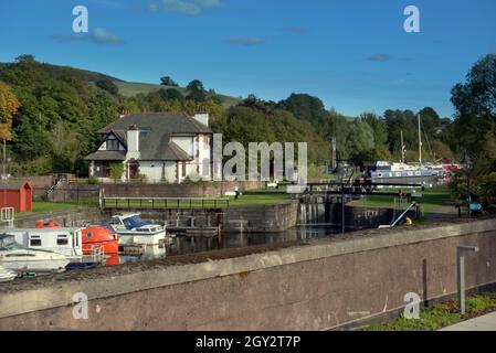 Bowling, Glasgow, Schottland, Großbritannien, 6. Oktober 2021. UK Wetter: Sonnige neue Bowling-Highline in Bowling wie die berühmte in New york spiegelt sich auf der alten Eisenbahnbrücke in der Nähe von glasgow wider. Zehn Millionen Pfund wurden nach dem Upgrade auf dem Radweg glasgow-New york über den Hafen ausgegeben, der als Bowline bekannt ist.Quelle: Gerard Ferry/Alamy Live News Stockfoto