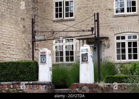 Avery Hardoll Vintage Benzinpumpe Gallonen-Messgerät. Ausschwenken der Armauswahl zum Abfüllen von Kraftstoff an Fahrzeuge auf der Straße. Stockfoto