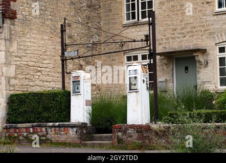 Avery Hardoll Vintage Benzinpumpe Gallonen-Messgerät. Ausschwenken der Armauswahl zum Abfüllen von Kraftstoff an Fahrzeuge auf der Straße. Stockfoto