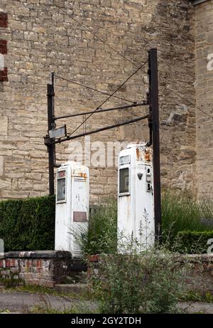 Avery Hardoll Vintage Benzinpumpe Gallonen-Messgerät. Ausschwenken der Armauswahl zum Abfüllen von Kraftstoff an Fahrzeuge auf der Straße. Stockfoto