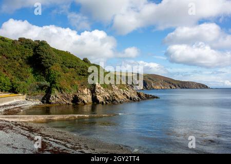 Der Blick nördlich von der Port Soderick Bucht auf der Isle of man zeigt die Landzunge in Richtung Douglas und einen Teil des steinigen Strandes Stockfoto