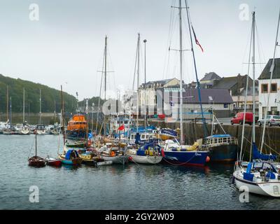 Acht Boote wurden im Hafen von Stornoway in den Hebriden, Schottland, in einer Schlange verlost. 2011 Stockfoto