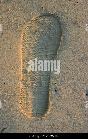 Flipflop-Fußdruck im Sand an einem Strand in Mexiko. 2004 Stockfoto