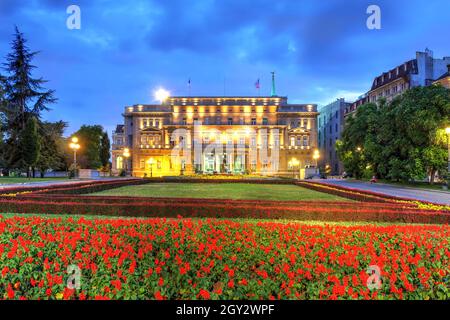 Wunderschönes Blumenbeet vor dem Stari Dvor (Alter Palast) - heute Gastgeber der Stadtversammlung von Belgrad, Serbien. Stockfoto