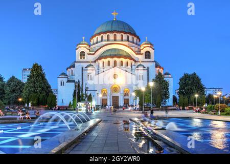 Einbruch der Dunkelheit über dem Tempel der Heiligen Sava im Zentrum von Belgrad, Serbien. Die Kirche, zwischen 1935 und 2004 erbaut, gehört zu den größten orthodoxen Kirchen in Stockfoto