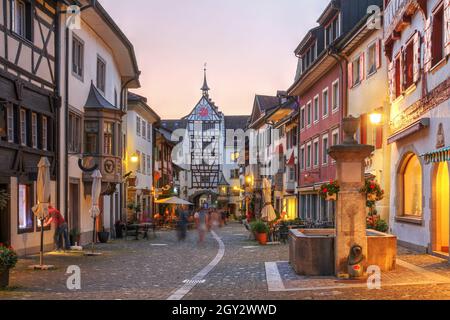 Sommerabend in Stein am Rhein entlang des Rathausplatzes, mit dem Untertor Tower-Gatel am anderen Ende. Stein am Rhein ist eine historische Stadt westlich des Sees Stockfoto