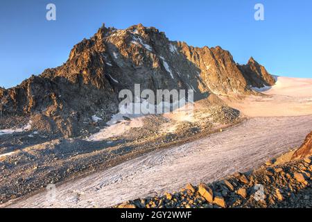 Blick bei Sonnenaufgang auf den Gipfel des Portalet (3,344 m) im Mont-Blanc-Massiv und den Glacier d'Orny, Teil des größeren Trient-Gletschers im Kanton Wallis der Schweiz Stockfoto