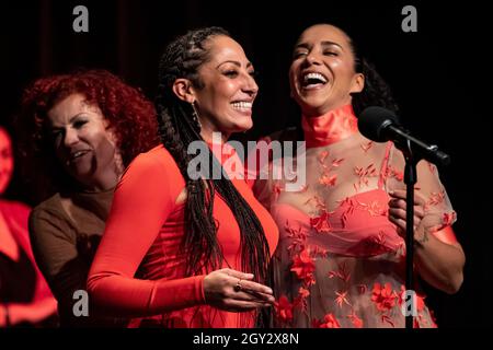 Berlin, Deutschland. Oktober 2021. Die Band No Angels, Lucy Diakovska (l-r), Jessica Wahls und Nadja Benaissa stehen für ihr Lebenswerk auf der Bühne für den 'Preis für Popkultur'. Der Preis wird seit 2016 vergeben. Zum fünften Mal verleiht der Verein zur Förderung der Popkultur den Preis für Popkultur. Quelle: Fabian Sommer/dpa/Alamy Live News Stockfoto