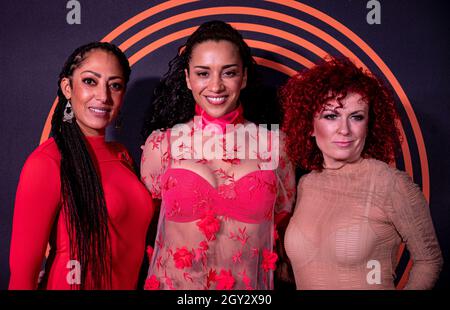 Berlin, Deutschland. Oktober 2021. Die Band No Angels, Jessica Wahls (l-r), Nadja Benaissa und Lucy Diakovska stehen auf dem Roten Teppich für den 'Preis für Popkultur'. Der Preis wird seit 2016 vergeben. Zum fünften Mal verleiht der Verein zur Förderung der Popkultur den Preis für Popkultur. Quelle: Fabian Sommer/dpa/Alamy Live News Stockfoto