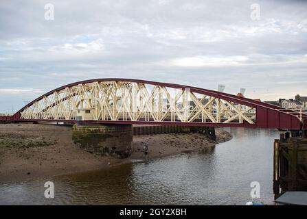 Die Ramsey Swing Bridge, Isle of man, verbindet das Stadtzentrum mit der Mooragh Promenade und wurde 1892 von der Cleveland Bridge & Engineering Company erbaut. Stockfoto