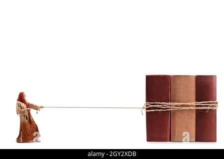 Ganzkörperaufnahme einer Frau in ethnischer Kleidung und einem Hijab, die Hardcover-Bücher mit einem Seil auf weißem Hintergrund zusammengebunden zieht Stockfoto