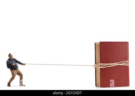 Ganzkörperaufnahme eines reifen Casual-Mannes, der ein großes Buch mit einem isolierten Seil auf weißem Hintergrund zieht Stockfoto