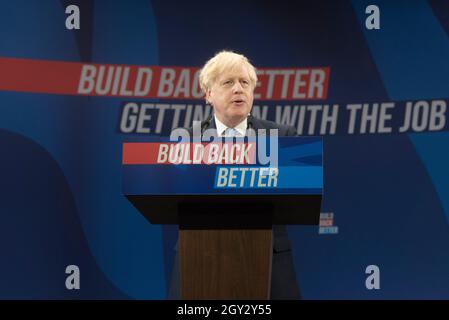 06/10/2021. Manchester, Großbritannien. Der britische Premierminister Boris Johnson hält am 06. Oktober 2021 eine Rede auf der Jahreskonferenz der Konservativen in Manchester, Großbritannien. Foto von Ray Tang. Stockfoto