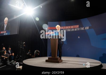 06/10/2021. Manchester, Großbritannien. Der britische Premierminister Boris Johnson hält am 06. Oktober 2021 eine Rede auf der Jahreskonferenz der Konservativen in Manchester, Großbritannien. Foto von Ray Tang. Stockfoto