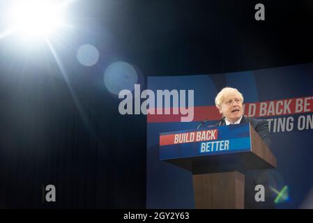 06/10/2021. Manchester, Großbritannien. Der britische Premierminister Boris Johnson hält am 06. Oktober 2021 eine Rede auf der Jahreskonferenz der Konservativen in Manchester, Großbritannien. Foto von Ray Tang. Stockfoto