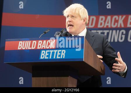 06/10/2021. Manchester, Großbritannien. Der britische Premierminister Boris Johnson hält am 06. Oktober 2021 eine Rede auf der Jahreskonferenz der Konservativen in Manchester, Großbritannien. Foto von Ray Tang. Stockfoto