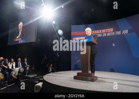 06/10/2021. Manchester, Großbritannien. Der britische Premierminister Boris Johnson hält am 06. Oktober 2021 eine Rede auf der Jahreskonferenz der Konservativen in Manchester, Großbritannien. Foto von Ray Tang. Stockfoto