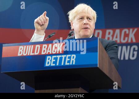 06/10/2021. Manchester, Großbritannien. Der britische Premierminister Boris Johnson hält am 06. Oktober 2021 eine Rede auf der Jahreskonferenz der Konservativen in Manchester, Großbritannien. Foto von Ray Tang. Stockfoto