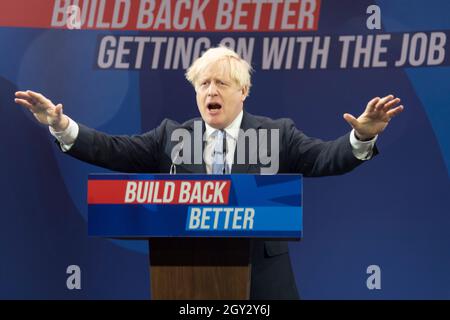 06/10/2021. Manchester, Großbritannien. Der britische Premierminister Boris Johnson hält am 06. Oktober 2021 eine Rede auf der Jahreskonferenz der Konservativen in Manchester, Großbritannien. Foto von Ray Tang. Stockfoto