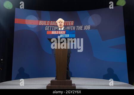 06/10/2021. Manchester, Großbritannien. Der britische Premierminister Boris Johnson hält am 06. Oktober 2021 eine Rede auf der Jahreskonferenz der Konservativen in Manchester, Großbritannien. Foto von Ray Tang. Stockfoto