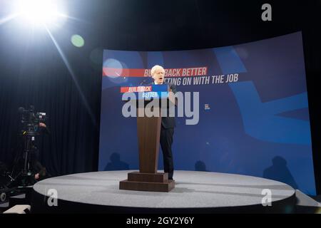 06/10/2021. Manchester, Großbritannien. Der britische Premierminister Boris Johnson hält am 06. Oktober 2021 eine Rede auf der Jahreskonferenz der Konservativen in Manchester, Großbritannien. Foto von Ray Tang. Stockfoto