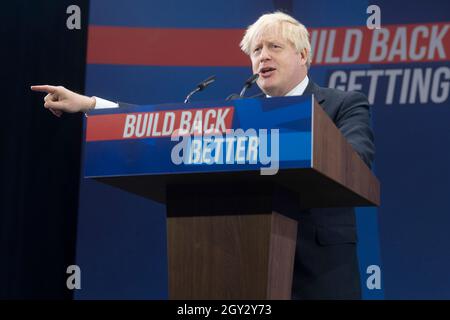 06/10/2021. Manchester, Großbritannien. Der britische Premierminister Boris Johnson hält am 06. Oktober 2021 eine Rede auf der Jahreskonferenz der Konservativen in Manchester, Großbritannien. Foto von Ray Tang. Stockfoto