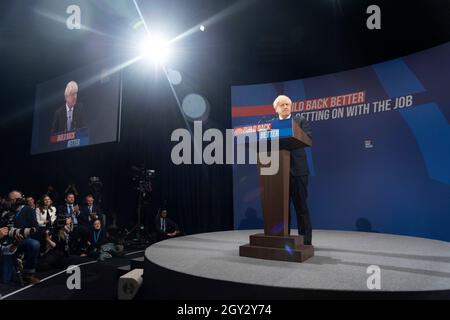 06/10/2021. Manchester, Großbritannien. Der britische Premierminister Boris Johnson hält am 06. Oktober 2021 eine Rede auf der Jahreskonferenz der Konservativen in Manchester, Großbritannien. Foto von Ray Tang. Stockfoto