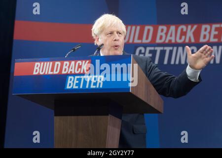 06/10/2021. Manchester, Großbritannien. Der britische Premierminister Boris Johnson hält am 06. Oktober 2021 eine Rede auf der Jahreskonferenz der Konservativen in Manchester, Großbritannien. Foto von Ray Tang. Stockfoto