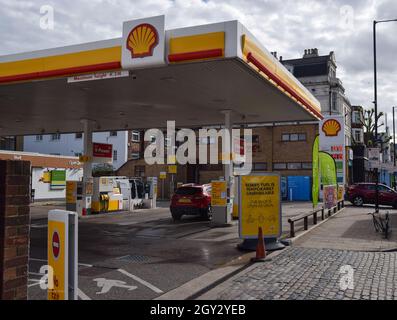 Eine geschlossene Shell-Station an der Holloway Road. An vielen Tankstellen ist aufgrund des Mangels an Lkw-Fahrern im Zusammenhang mit dem Brexit und des panischen Kaufs Benzin ausgelaufen. London, Großbritannien. Oktober 2021 Stockfoto