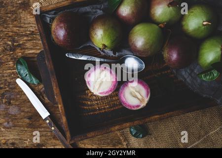 Draufsicht auf die Sternenäpfel auf der Holzkiste Stockfoto
