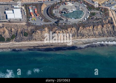 San Clemente, Kalifornien, USA. Oktober 2021. Öl wird an den Stränden von San Onofre, 3 Meilen südlich von San Clemente im San Diego County, gesichtet. Eine große Ölpest warf 126,000 Gallonen Öl von einer Offshore-Ölplattform ab. (Bild: © Mark Holtzman/ZUMA Press Wire Service) Stockfoto