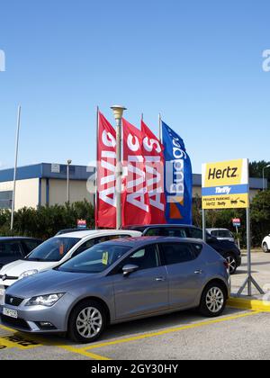 Mietwagen-Flaggen am Flughafen Ioannis Kapodistris, Korfu, Griechenland Stockfoto