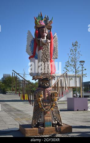 Totem Latamat am Station Square, Milton Keynes, auf dem Weg zur COP26 in Glasgow. Stockfoto