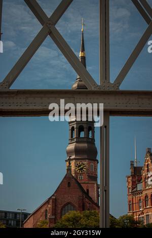 Große Kirche in Hamburg hinter alten Straßenlaternen. Blick vom Platz vor dem Hamburger Rathaus. Stockfoto