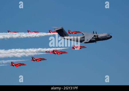 Airbus A400M Atlas Transport mit Royal Air Force Display Team Red Arrows Hawk T1 Red Arrows-Ausreissern auf der RIAT Fairford Airshow Stockfoto