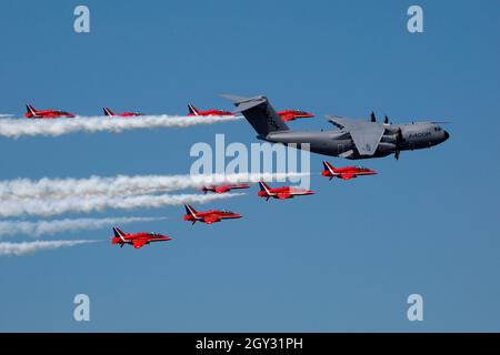 Airbus A400M Atlas Transport mit Royal Air Force Display Team Red Arrows Hawk T1 Red Arrows-Ausreissern auf der RIAT Fairford Airshow Stockfoto