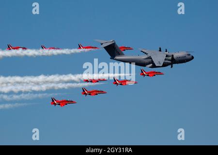 Airbus A400M Atlas Transport mit Royal Air Force Display Team Red Arrows Hawk T1 Red Arrows-Ausreissern auf der RIAT Fairford Airshow Stockfoto