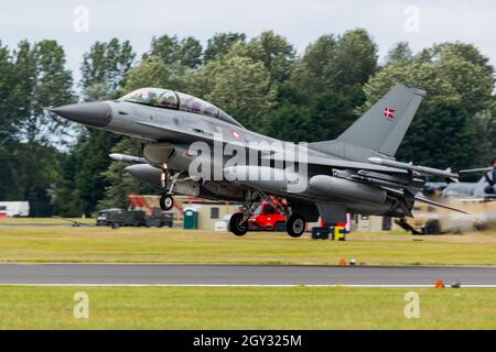 Die dänische Luftwaffe Lockheed Martin F16 kämpft gegen den Falcon Jet Fighter bei RIAT Fairford Stockfoto